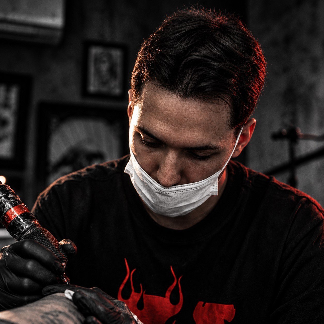 Jorgin concentrado durante uma sessão de tatuagem