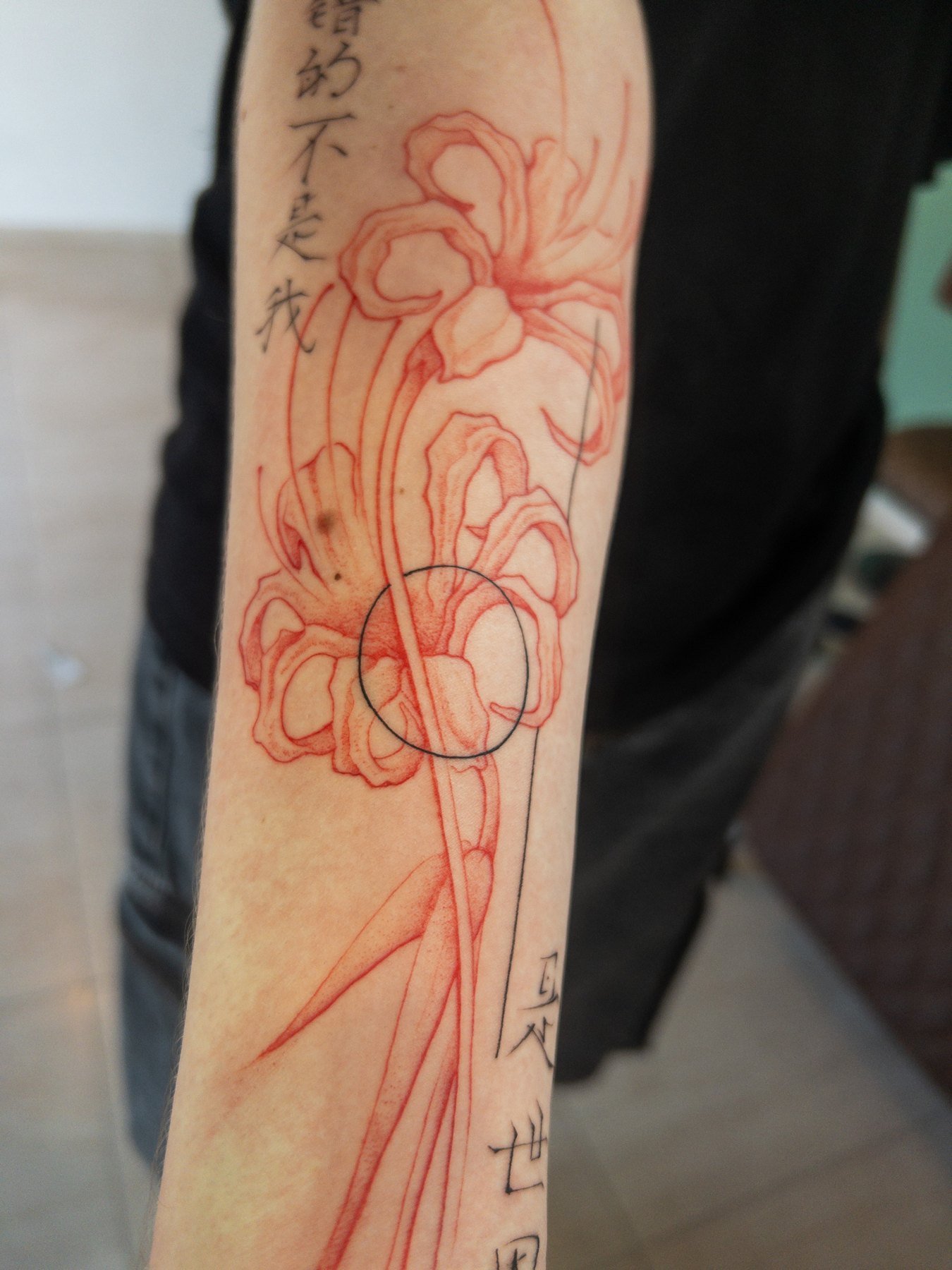 Tatuagem fine line com composição floral